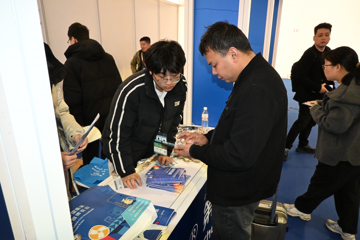 志愿者悉心答疑